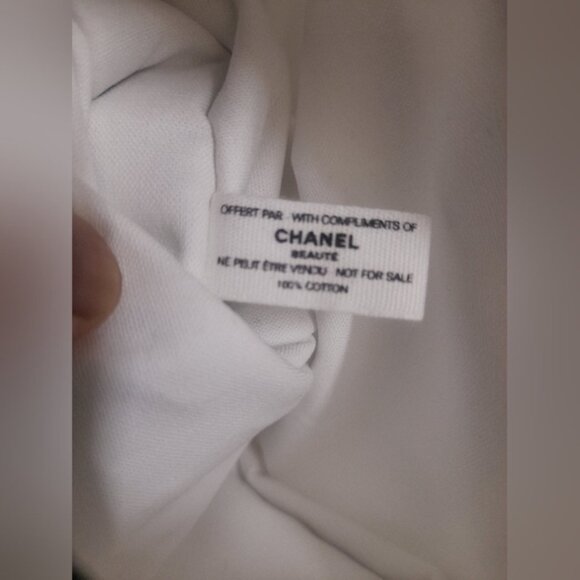 Chanel Pearl Headband - Elegant White Accessory - Picture 9 of 15